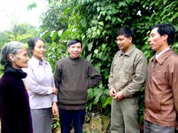 Đứng giữa là linh mục HỒ THÁI BẠCH